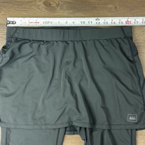 REI Women’s Black 2 in 1 Skirt Capri Leggings, size Medium - Picture 4 of 9